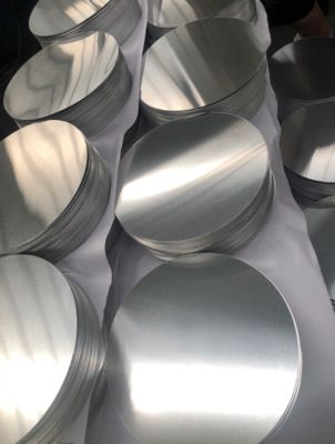Bề mặt nhẵn Đĩa nhôm có độ phẳng cao Hợp kim 1050 1060 3003, dày 0,3–6 mm, Trống nhôm kích thước tùy chỉnh cho vỏ đèn & chậu