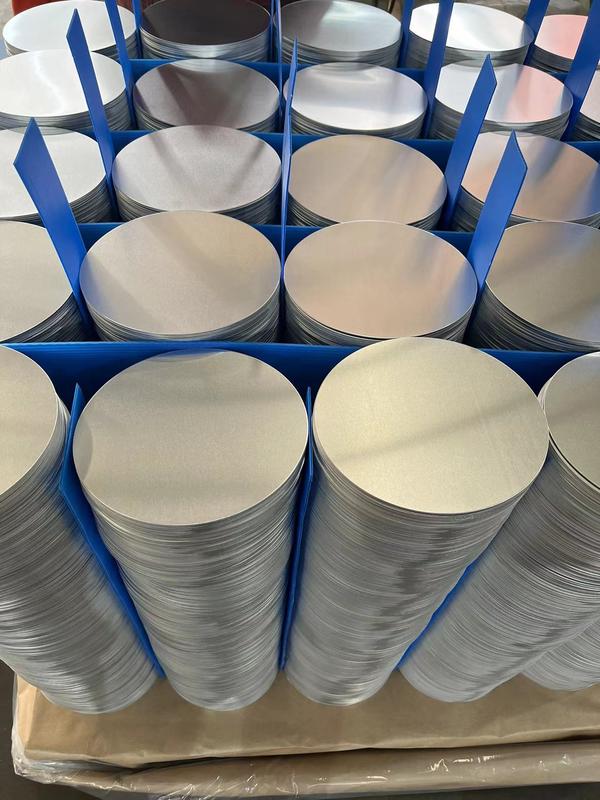 Bề mặt nhẵn Đĩa nhôm có độ phẳng cao Hợp kim 1050 1060 3003, dày 0,3–6 mm, Trống nhôm kích thước tùy chỉnh cho vỏ đèn & chậu